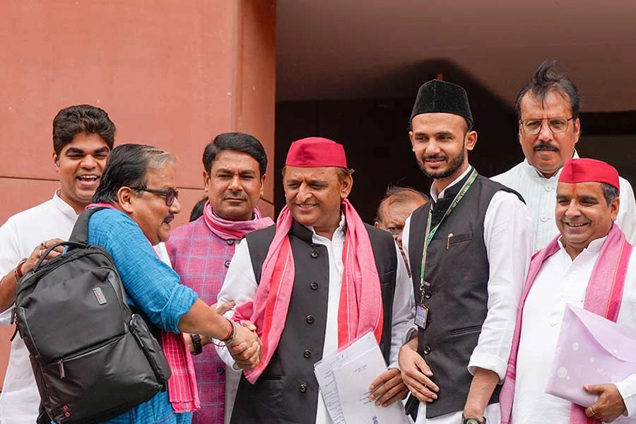 करहल में मुलायम कुनबे को एक साथ मिलेगी जीत की खुशी और हार का गम