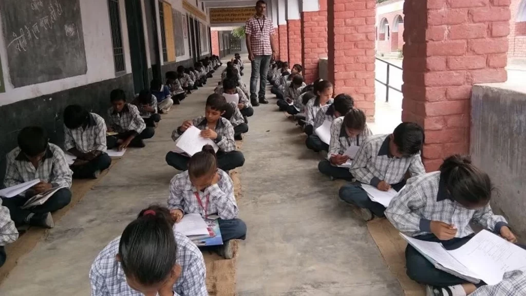सरकारी स्कूलों को बन्द करने की बजाय उनका रुतबा बढ़ाये government schools
